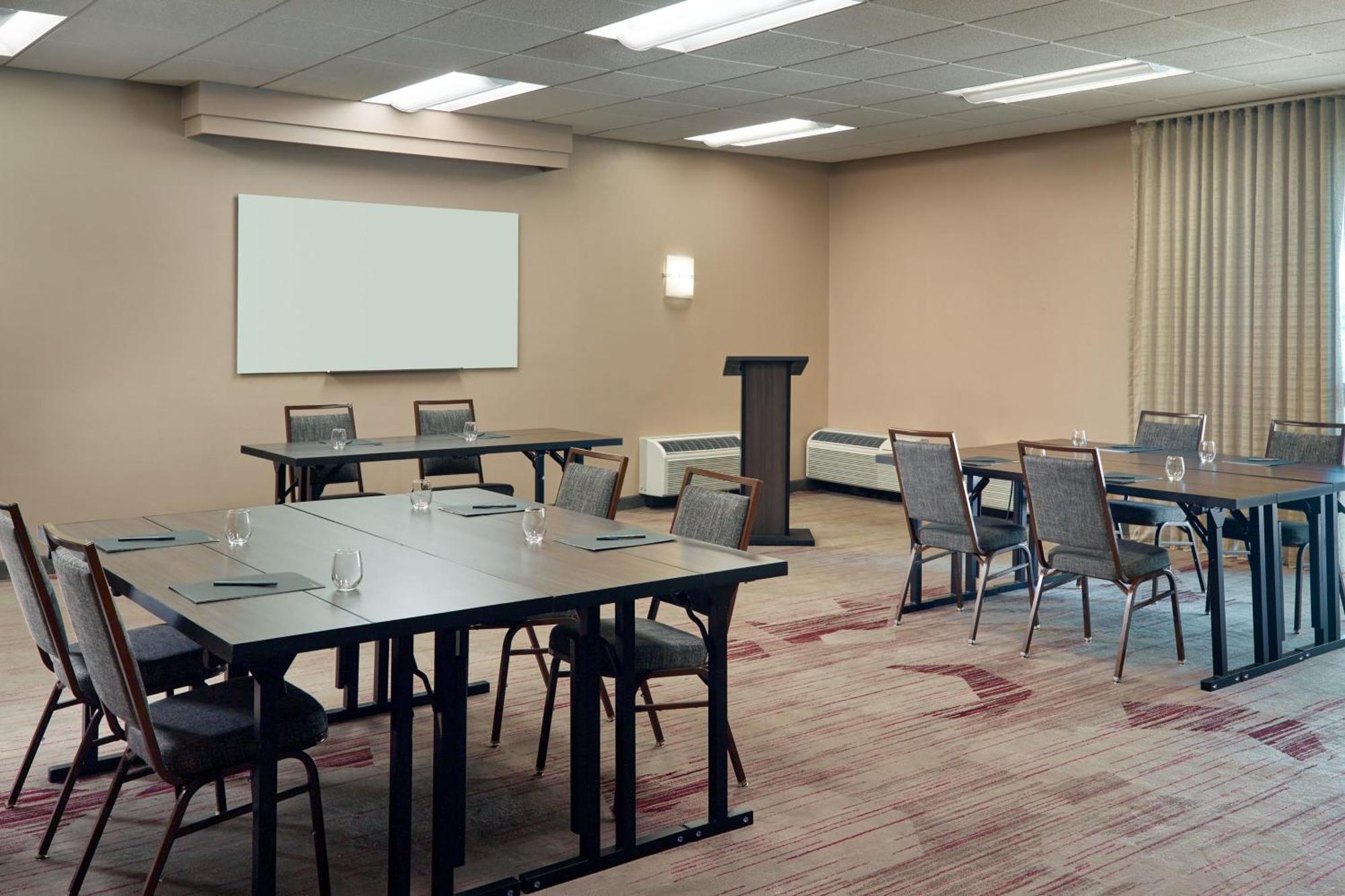 Courtyard By Marriott Atlanta Executive Park/Emory Hotel Екстериор снимка