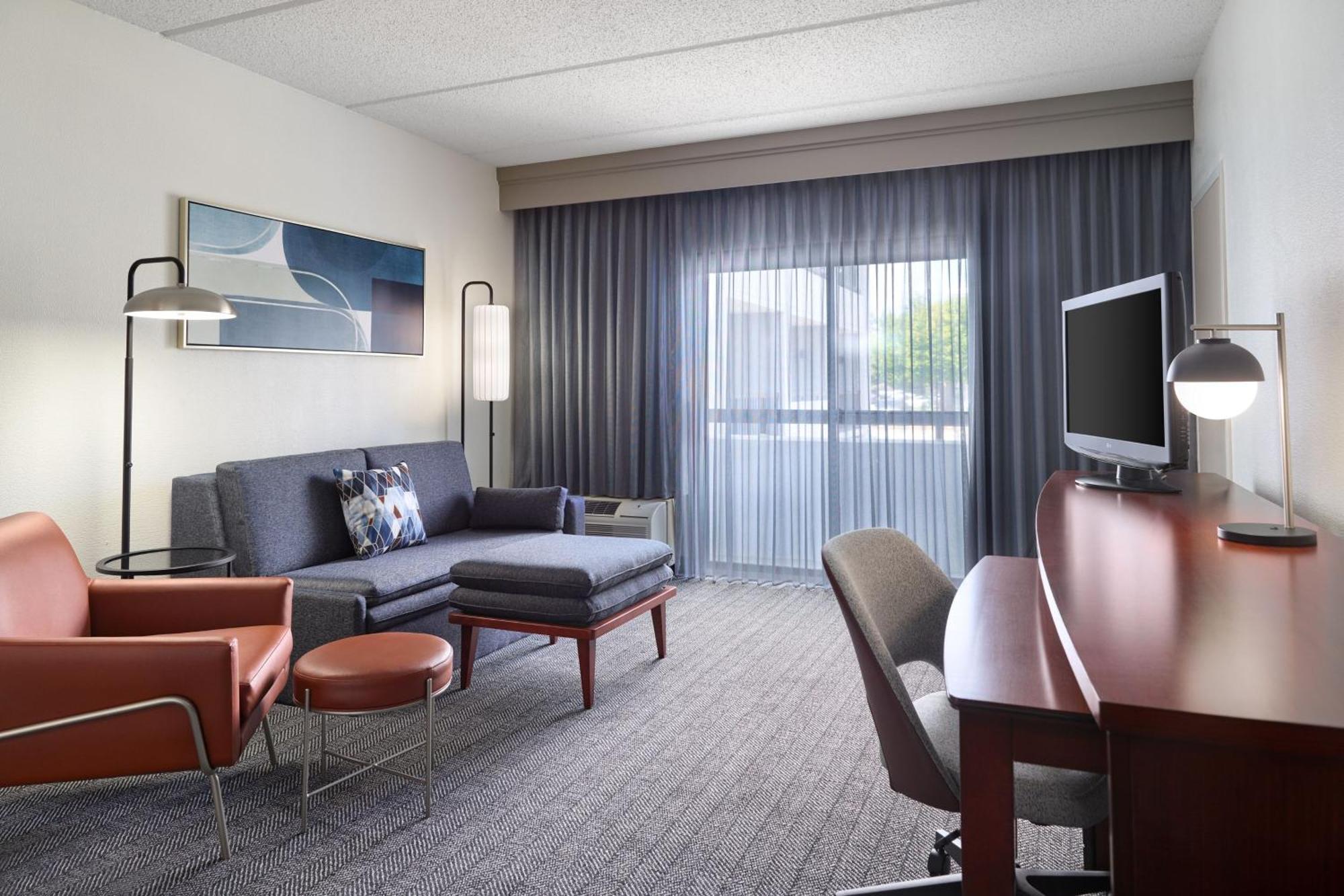 Courtyard By Marriott Atlanta Executive Park/Emory Hotel Екстериор снимка