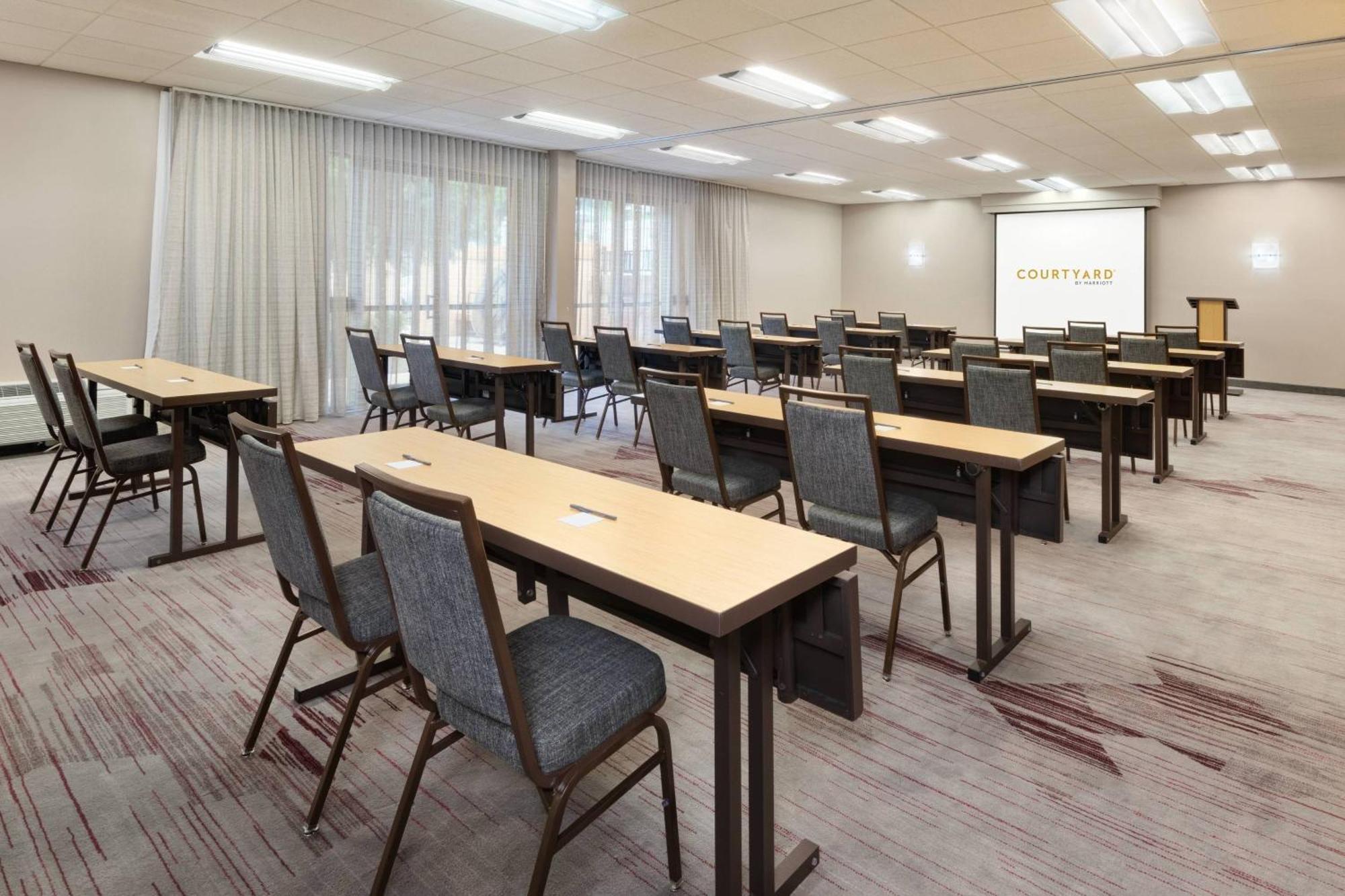 Courtyard By Marriott Atlanta Executive Park/Emory Hotel Екстериор снимка