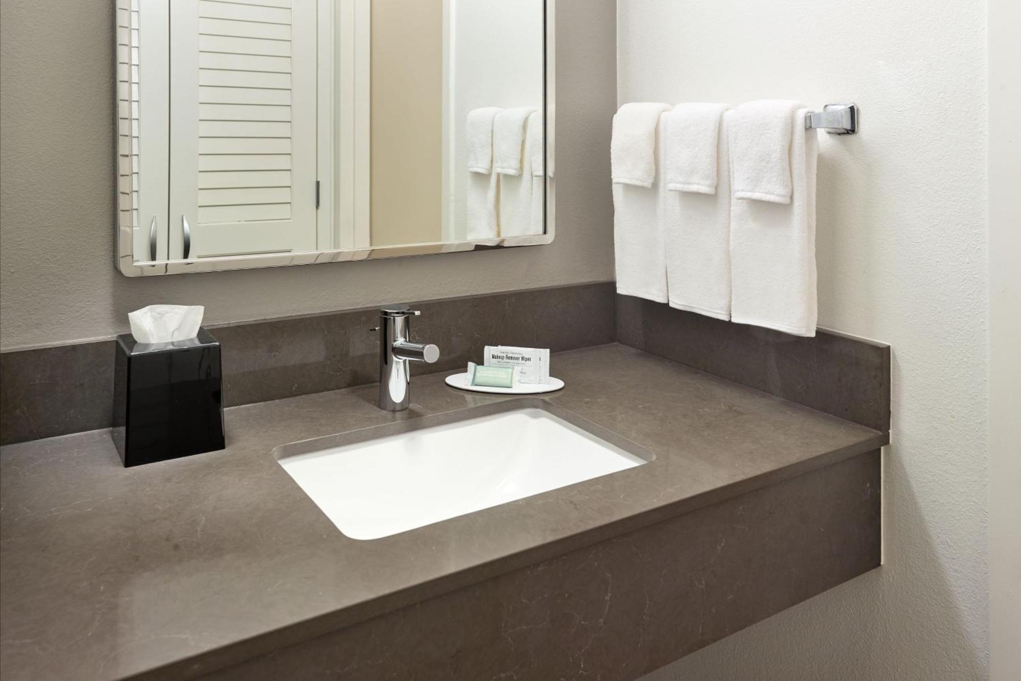 Courtyard By Marriott Atlanta Executive Park/Emory Hotel Екстериор снимка